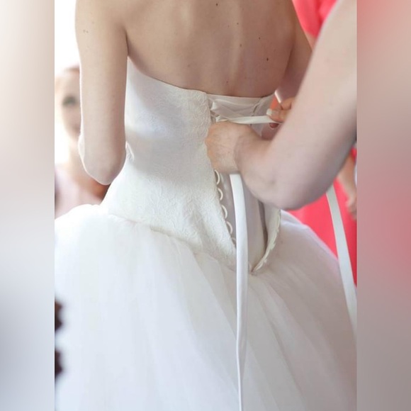 White by Vera Wang Wedding Dress - Picture 3 of 11